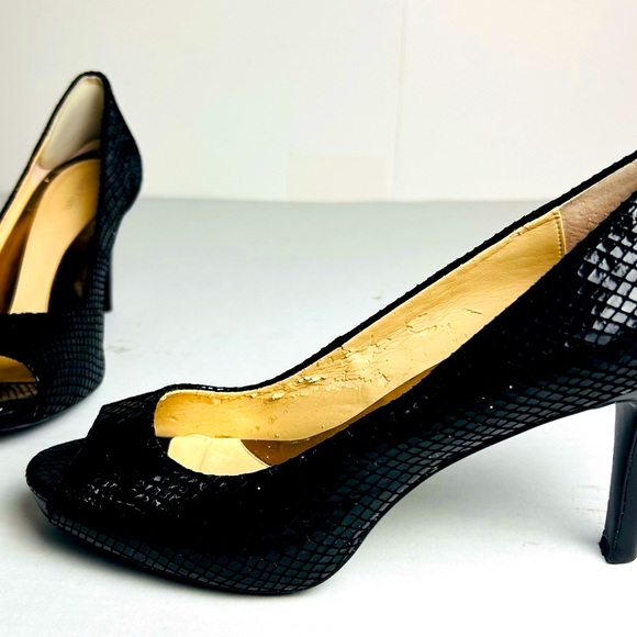CALVIN KLEIN WOMEN’S KLYE BLACK PYTHON OPEN TOE PUMPS. SIZE 8M - Picture 2 of 6